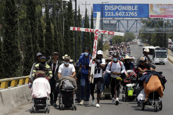 Nada detiene el éxodo migrante; llegan a Puebla 600 personas procedentes de Chiapas