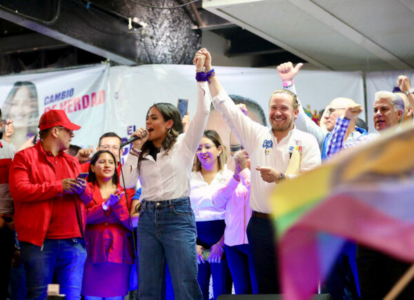 Alessandra en el debate; puro karma