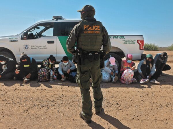 Arrestos de migrantes en la frontera México-EU disminuyeron 25% desde que Biden ordenó restricciones de asilo