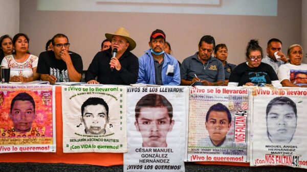 Padres de Ayotzinapa rechazan informe de la FGR y exigen justicia integral