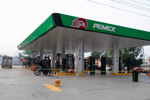 Fitch ve riesgos fiscales y en Pemex si Sheinbaum mantiene línea amlista