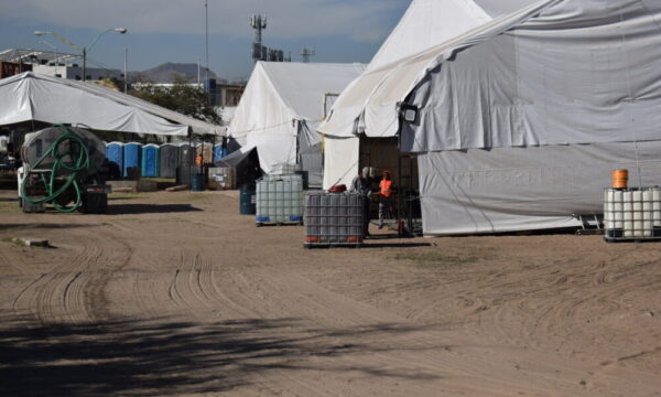 Activistas temen nueva tragedia migratoria; el INM construye carpas en medio del desierto