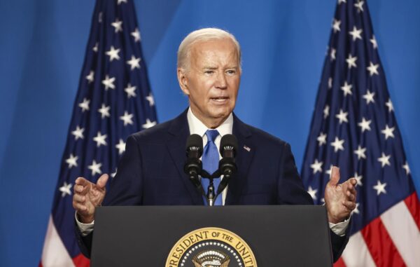 Biden da positivo a COVID-19 y se aísla en Delaware