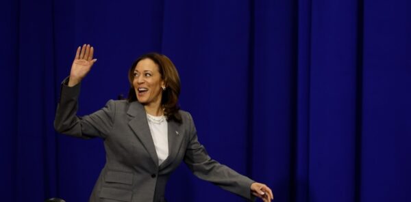 Kamala Harris da la vuelta a Trump en estados clave, revela encuesta