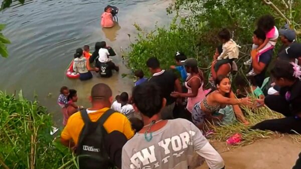 Rescatan a 54 migrantes en el río Bravo en un operativo entre México y EU