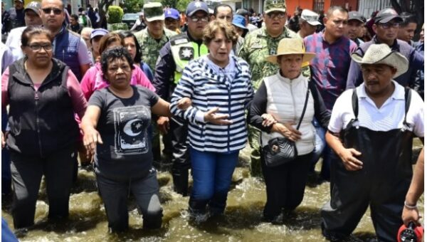 Vecino encara a Delfina e interrumpe su show en Chalco; “El PRI que era más rata si daba soluciones”