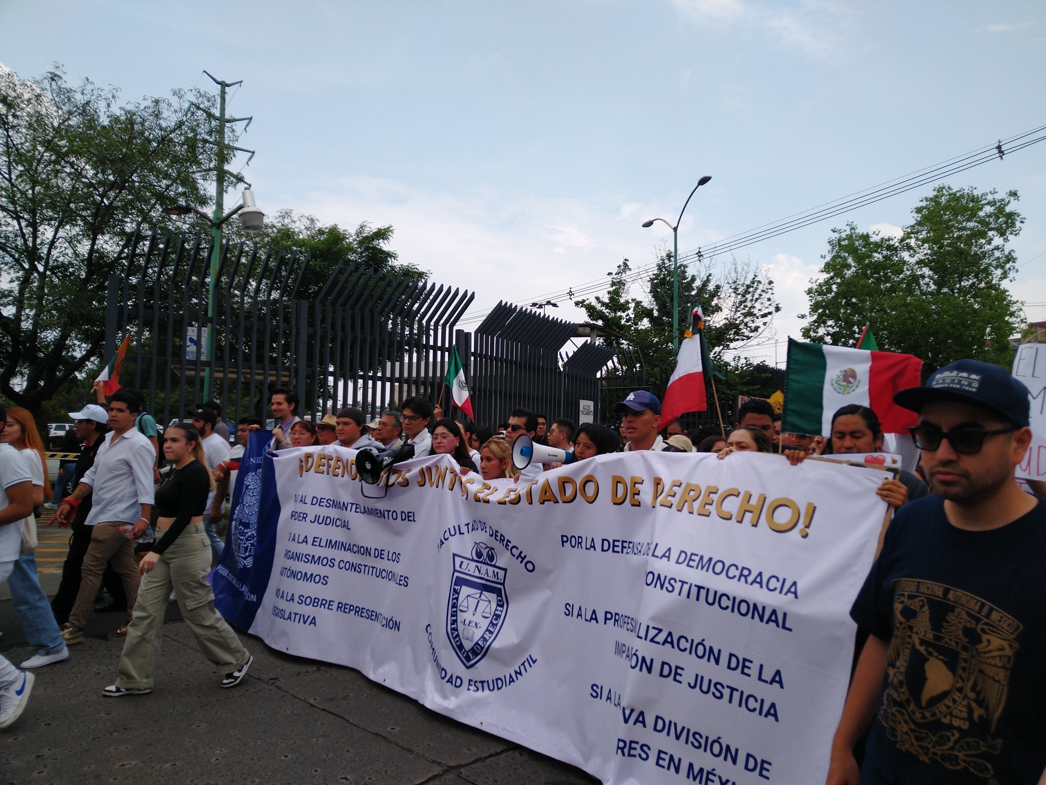 Estudiantes de Derecho marchan en apoyo a trabajadores del Poder Judicial y contra reforma de AMLO