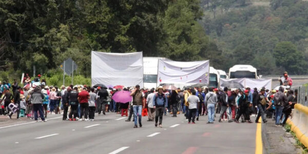 Tráfico en caos por bloqueo de ejidatarios en la México-Puebla