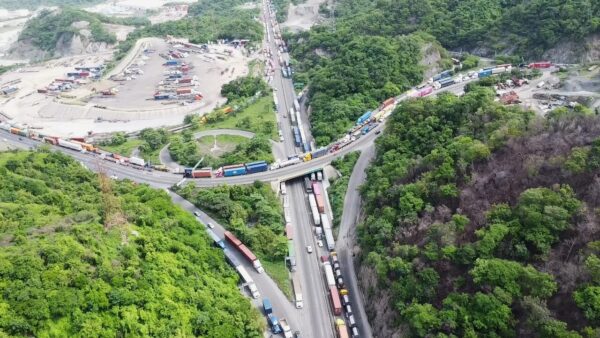 Colapso en Manzanillo paraliza el puerto y la ciudad