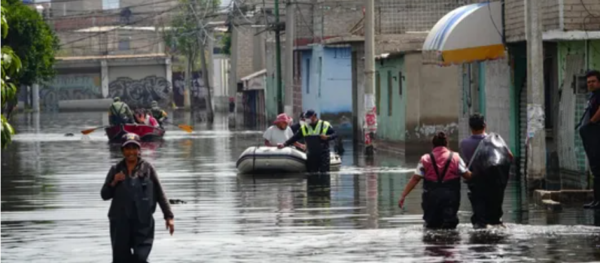 Inundación con aguas fecales en Chalco impide regreso a clases de 5,200 estudiantes