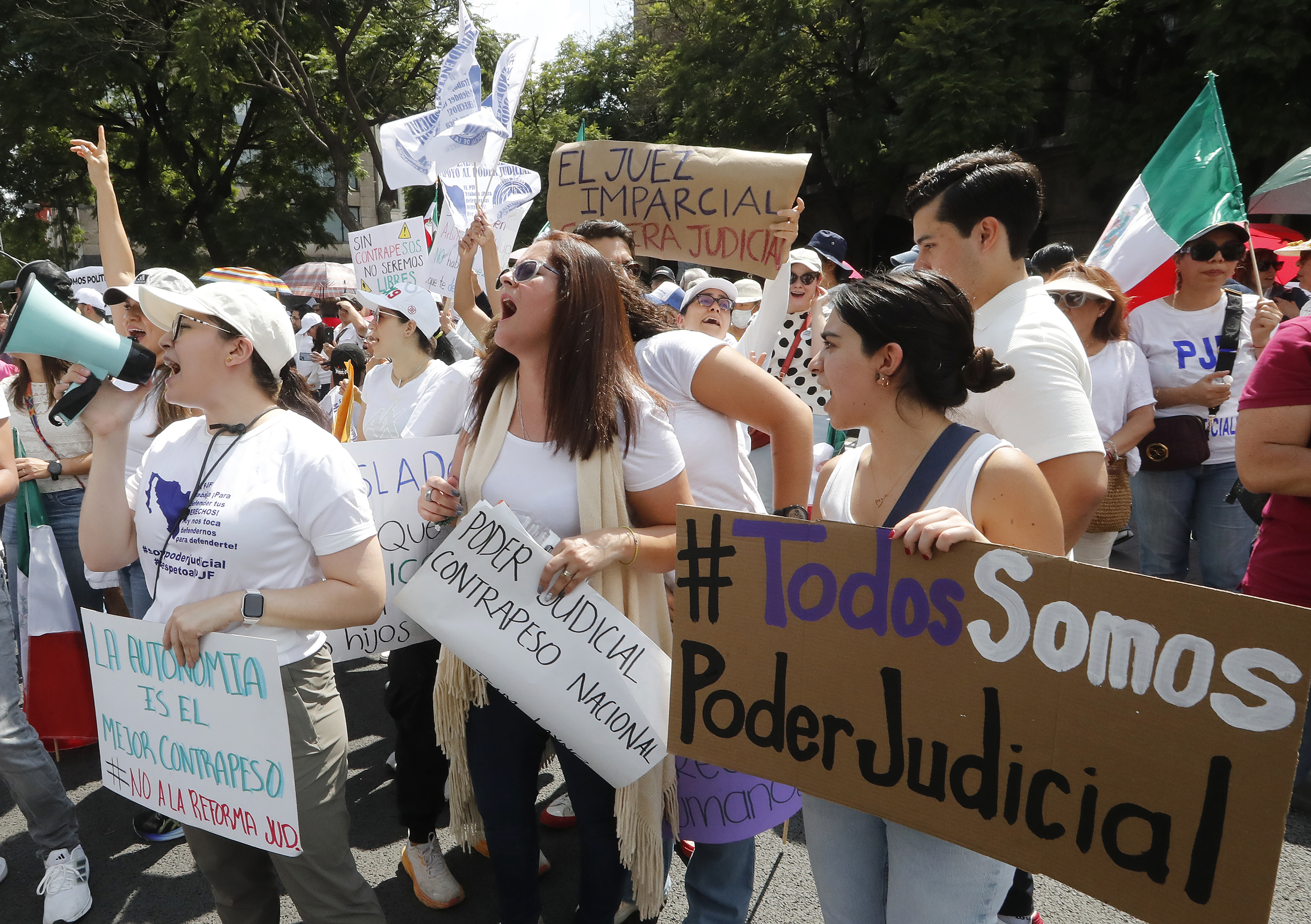 Marea humana protesta desde Yucatán a Baja california contra la reforma al Poder Judicial