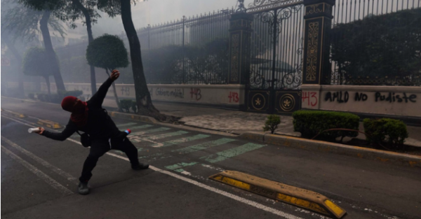 Manifestantes exigen justicia por los 43 de Ayotzinapa; lanzan petardos contra Segob