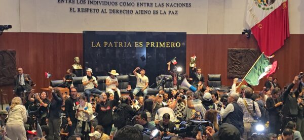 Manifestantes ocupan Senado y obligan a pausar la sesión sobre la reforma judicial